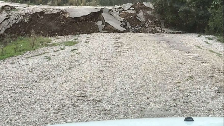 Kumluca’da heyelan nedeniyle yol çöktü