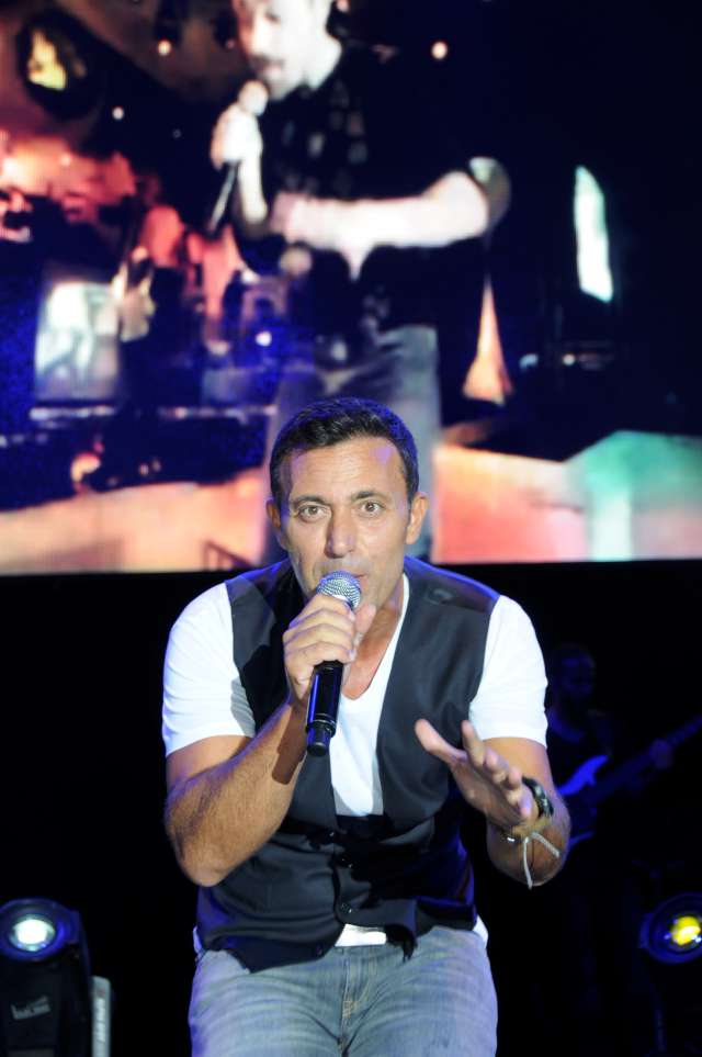 Akıllarda yer eden şarkılarını hayranlarıyla birlikte seslendirdi.