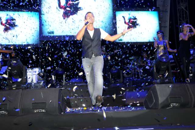 Metrogarden Alışveriş Merkezi’nin açılışına özel ve muhteşem bir konser veren Mustafa Sandal...