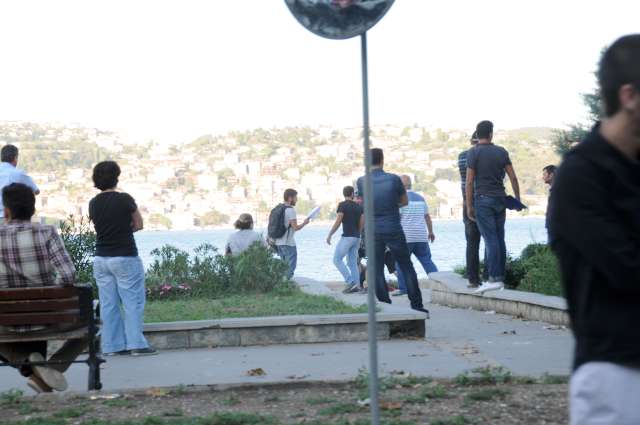 Yeniköy sahilde yapılan çekimlerde görüntü alan basın mensuplarına set ekibinden tepkiler sert oldu.