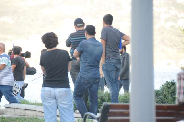 İki baş rolün ellerindeki kelepçeler dizinin ilerleyen bölümlerinden tüyolar verdi.