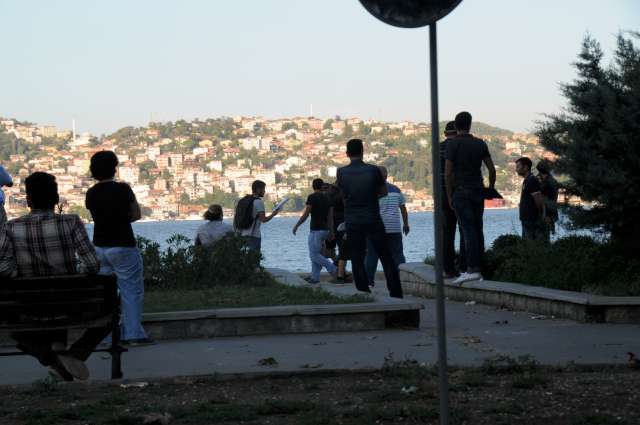 Basın mensuplarını uzaklaştıran set ekibi yönetmenin uyarısı ile tekrar çekimlere başladı.