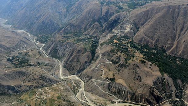 Van ve Hakkari illerinin, yüksek dorukları, akarsuları, ovaları, tarım arazileri, yeşillik alanları, yolları, mahalle ve köyleri, metrelerce yükseklikten helikopterle kuş bakışı görüntülendi.