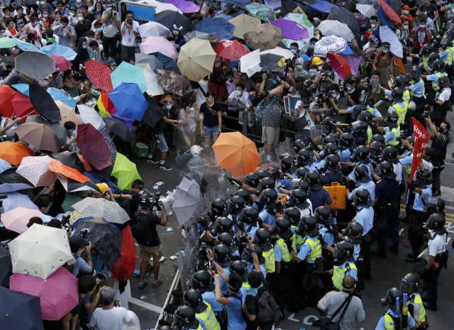 "Occupy Central" adını alan hareketin eylemcilerinin temel talebi, özgür başkanlık seçimi. Eylemciler, Pekin’in Hong Kong’da 2017’de yapılacak başkanlık seçiminde aday tercihlerine müdahale etmemesini ve seçimlere kısıtlama getirmemesini istiyor.