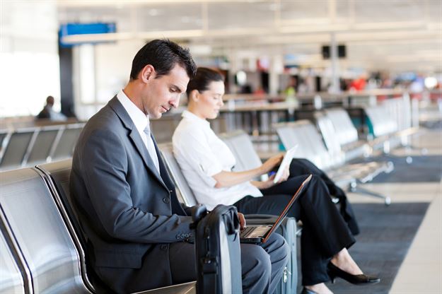 Uzun seyahatlerin neden olabileceği bir diğer sorun da jet-lag yani kısa sürede birçok zaman alanından geçme (batıdan doğuya ya da doğudan batıya uçma sonucu oluşuyor). Jet-lag uyku kalıplarının, vücudun iç saatini oluşturan biyolojik ritmin bozulması anlamına geliyor.