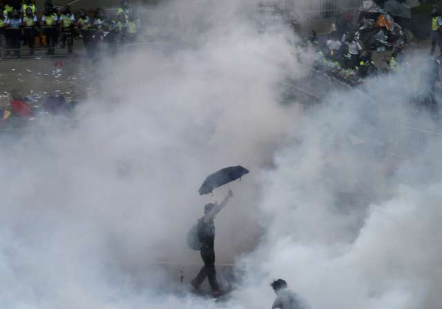 Çin Dışişleri Bakanlığı sözcüsü Hua Chunying ise protestoları ‘yasadışı eylemler’ olarak nitelendirirken Hong Kong’a asker gönderecekleri iddialarını yalanladı.