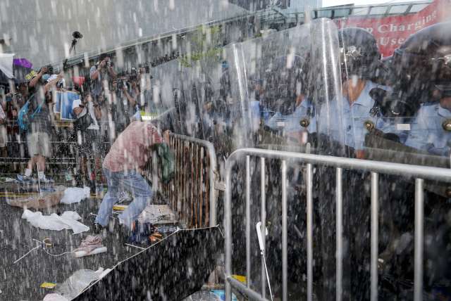 Hong Kong'da polis ve göstericiler arasındaki çatışmalardan sonra, kentte bugün daha sakin bir atmosfer olduğu gözleniyor.