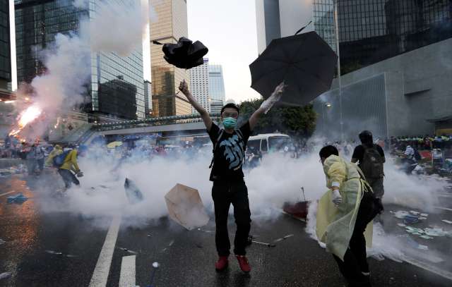 Eski İngiliz sömürgesi, 1997 yılından bu yana Çin’e bağlı özerk yönetim olan, “bir ülke iki sistem” ile yönetilen Hong Kong’da geçen hafta başlayan eylemler büyüyerek devam ediyor.
