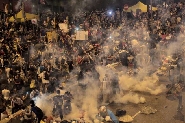Çin Ulusal Halk Kongresi, Hong Kong'da 2017'de yapılacak özel temsilci seçiminde adayların geniş temsilli bir komite tarafından seçilmesine karar vermişti. Ancak bölgedeki "tam demokrasi" yanlıları, bu komitenin Çin hükümetine sadık üyelerden oluşacağını savunuyor ve seçimin evrensel standartlara uygun olarak yapılmasını talep ediyor.