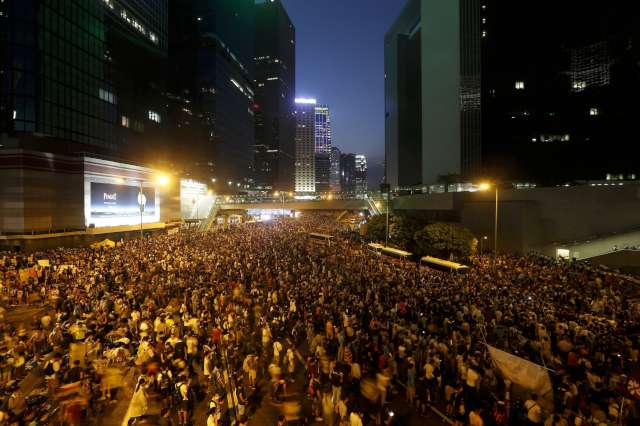 22 Eylül’de öğrencilerin demokratik reform talebiyle başlattığı eyleme Hong Kong’da 2017’de yapılacak seçimler öncesi ‘Çin hükümetinin, adayları inceleme ve seçimlere kısıtlama getirme planlarına’ karşı ayaklanan Occupy Central with Love and Peace (Aşk ve Barışla Merkezi İşgal Et) hareketi ve işçiler de dahil oldu.
