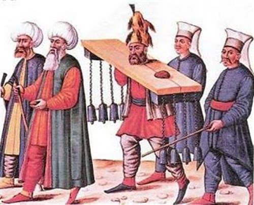Tarihçi Reşat Ekrem Koçu bu konuyu şöyle izah eder: "Toplum, din ve ahlak anlayışımızın en güzel örneklerinden biri olarak, cana kıyan, kesen veya boğan celladın ölüsünü halkın, mezarlıklarına kabul etmemesi son derece takdire şayandır” demiştir. Bu nedenle, Osmanlı cellatlar için İstanbul’un en ücra yerinde mezarlık yapmış ve cellatlar halktan ayrı olarak buraya gömülmüştür.