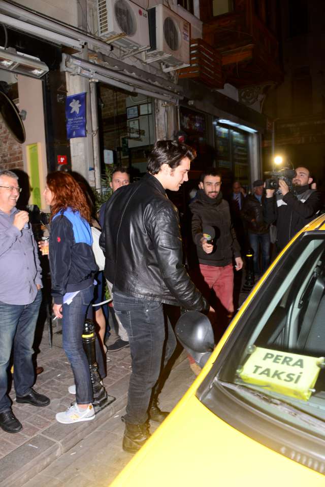 Birçok dizinin senaristliğini yapan Yörenç'i yazarı olduğu Medcezir dizisindeki oyuncular yalnız bırakmadı.