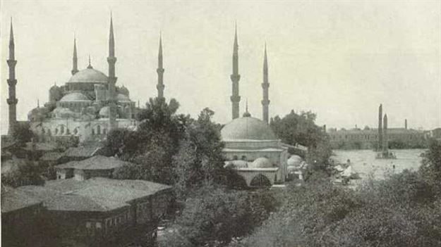 Acıbadem: Eskiden geniş çayırların, bağların, bahçelerin ve koruların arasında Osmanlı saray mensuplarının, sultanların, şehzadelerin, paşaların köşklerinin bulunduğu Acıbadem, bugün yoğun yerleşme alanıdır. Bu yoğun yerleşme arasında, geçmişin izlerini taşıyan yapılar ve mekânlar vardır. Semtin Nişantaşı olarak bilinen kesimine II. Mahmud döneminde bir nişan taşı dikilmiştir. Padişahın, bugün yerinde bulunmayan kasrından bin adım uzaktaki bir yumurtayı vurduğu, bu nişan taşının da buraya dikildiği söylenir.<br /><br />(Kaynak: Dünyalılar.org, Fotoğraflar: Azizİstanbul.com)