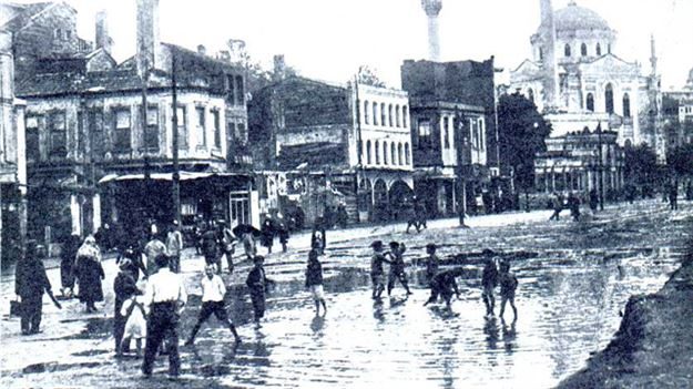 Aşiyan: Kuş yuvası. Günümüzdeki ismini şair Tevfik Fikret’in burada bulunan, Farsçada kuş yuvası anlamına gelen ‘Aşiyan’ isimli evinden alıyor.