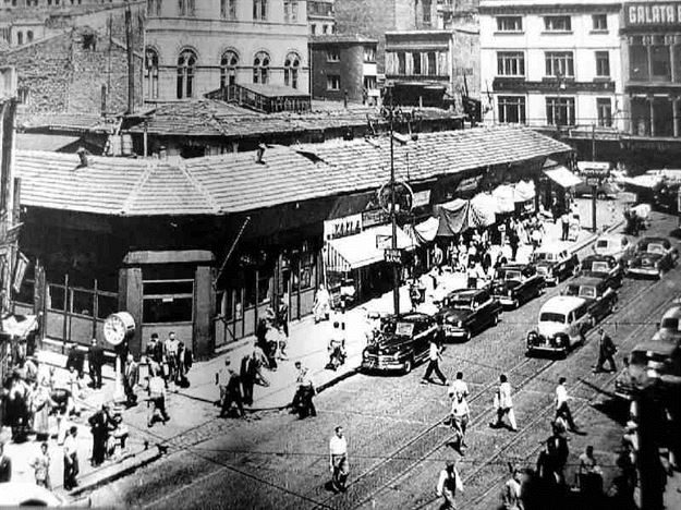 Bakırköy: Bizanslıların ‘Makri Hori’ dedikleri semt, 14. yüzyılda Osmanlıların eline geçince ‘Makriköy’ adını aldı. 1925′te ulusal sınırlar içindeki yabancı kökenli adların değiştirilmesi sırasında Atatürk’ün isteğiyle semt Bakırköy adını aldı.
