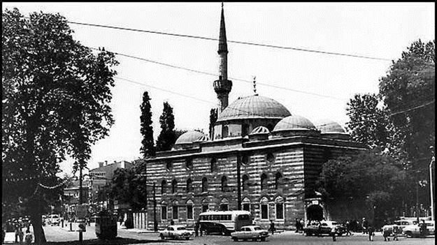 Bağlarbaşı: Semt, en ünlü bağ ve bahçelerin bir dönem burada yer almasından dolayı bu adla anılıyor.