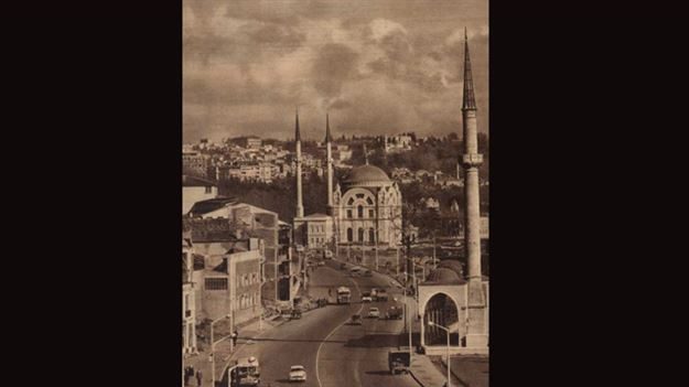Bebek: Rumeli Hisarı’nın yapımı ve İstanbul’un kuşatması sırasında Fatih, bu bölgenin kontrol edilme görevini Bebek takma adıyla anılan bölükbaşına vermiş. İsim oradan geliyor.