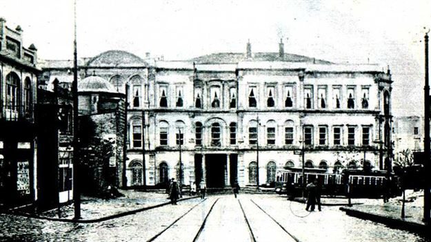 Beyazıt: Sultan II. Beyazıt’ın buraya kendi ismiyle anılacak bir külliye yaptırmasından sonra semt, Beyazıt olarak anılmaya başladı.