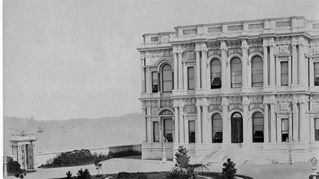 Çatladıkapı: Bizans zamanında yapılan surların Sidera adı bir verilen kapısı, 1532 tarihinde meydana gelen depremde çatlayınca, hem semt hem de kapıÇatladıkapı olarak anılmaya başladı.