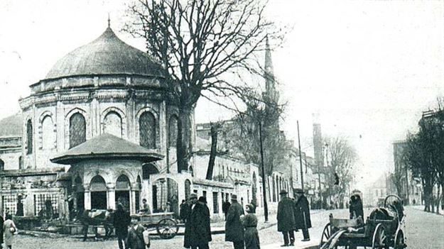 Eminönü: Osmanlı döneminde çarşıdaki esnafı denetleme yetkisi ‘Emin’lere aitti. Semt, adını burada bulunan ‘Gümrük Eminliği’nden alıyor.