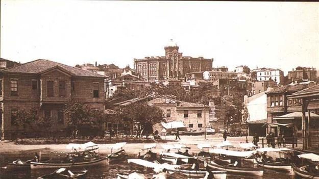 Galata: Gala, Rumca da “süt” anlamına geliyor. Bir rivayete göre Galata’nın adı semtteki süthanelere gönderme yapılarak türetildi. Başka bir görüşe göre ise İtalyanca ‘denize inen yol’ anlamına gelen ‘galata’ kelimesi düşünülerek bu isim verildi.
