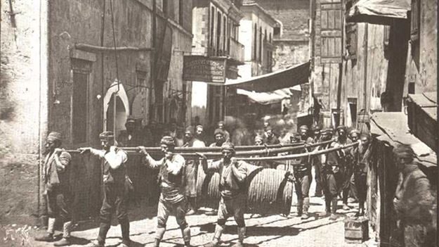 Koşuyolu: Acıbadem’in komşu semti Koşuyolu, Osmanlı saray mensuplarının at bindikleri, 1900-1920 yıllarında ise at yarışlarının düzenlendiği semttir.