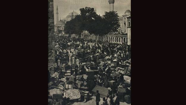 Okmeydanı: Fetih Ordusu, kuşatmanın bir kısmını burada kurulan karargâhta geçirmiş. Semtin ismi de böylelikle Okmeydanı olarak kalmış.
