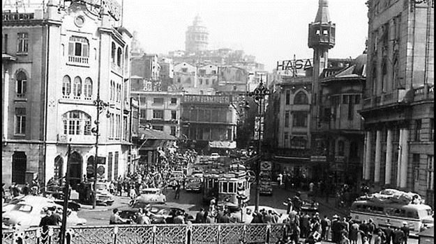 Şişli: Şiş yapımıyla uğraşan ve Şişçiler diye anılan bir ailenin burada bir konağı olduğu ve ‘Şişçilerin Konağı’nın zamanla değişikliğe uğrayarak ‘ŞişlilerinKonağı’ hâline gelmesiyle semtin adının Şişli olarak kaldığı anlatılıyor.
