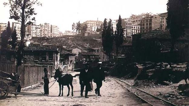 Sütlüce: Bugün Sütlüce semtinin olduğu yerde Süt Menbat isimli bir Rum köyü vardı. Köyün bir köşesindeki bakır bir kadın heykelinin memelerinden su akar; bu suyun, kadınların sütünü çoğalttığına inanılırdı. Bundan dolayı semt, Sütlüce olarak anılır oldu.