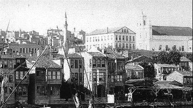 Taksim: Osmanlı zamanında su kemerleriyle civar yerleşimlerdeki sular buraya getirilir ve buradan İstanbul’un semtlerine taksim edilirdi(dağıtılırdı). Osmanlı’dan önce Bizans’ın da aynı bölgeyi taksim noktası olarak kullanmış olma ihtimali yüksektir.