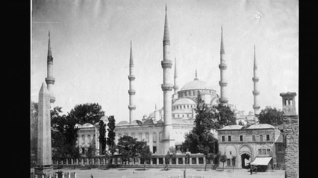 Veliefendi: Hipodrom bir zamanlar Şeyhülislam Veli Efendi’nin sahibi olduğu topraklar üzerinde kurulduğundan semtin adı Veli Efendi’yle anılıyor.