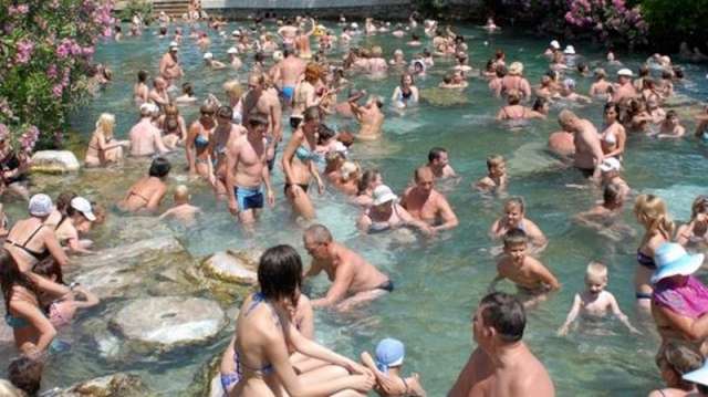 Pamukkale’de antik havuzda yüzün