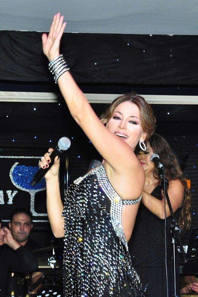 BVS Group’a ait Günay Restaurant’daki programda sahneye önce, 33 yıllık müzik hayatında pek çok şarkısı hit olan Aşkın Nur Yengi çıktı.