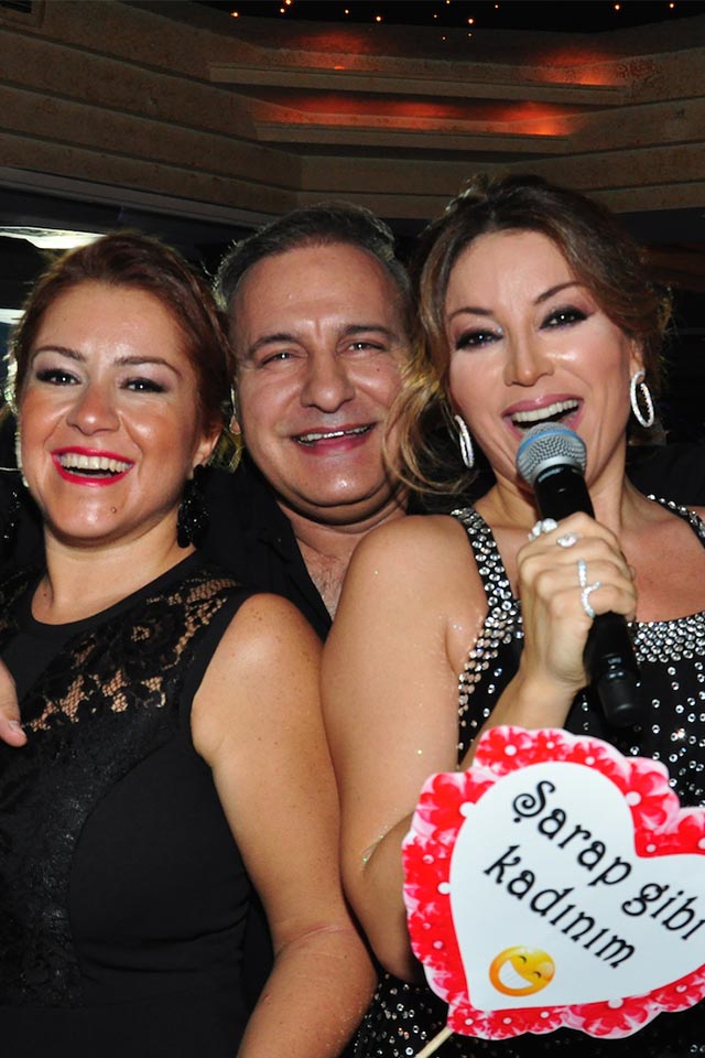 “Hey gidi günler hey! Merak ediyorum, acaba aranızdan kimler o yıllarda bu şarkılarla aşk yaşadı, kimler o yıllarda sevdi, sevildi. Ben inanıyorum ki bu şarkılar hala hayatınızda var. Ve inanıyorum ki o eski aşklar hiç bitmez. Eski aşklar güzeldi. Bugünkü aşklar sahte, demode. Ne varsa eskilerde var.”