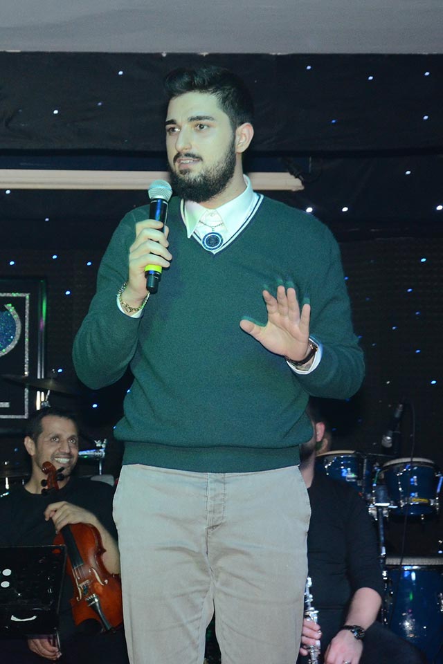 Hemen peşinden de Halil Sezai’nin bestesi ‘İsyan’ı seslendirdi. İdo Tatlıses sahneden inip yerine otururken dinleyicilerin alkışları devam ediyordu.