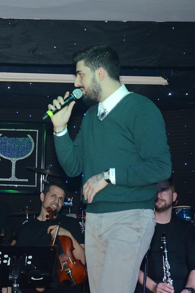 Daha sonra da İdo Tatlıses’i sahneye davet etti. İdo, “Senin sahnende şarkı söylemek çok zor abi” diyerek elinden öptüğü Selami Şahin’den mikrofonu alarak single’ındaki ‘Sonsuz Teşekkürler’ isimli şarkıyı söyledi.