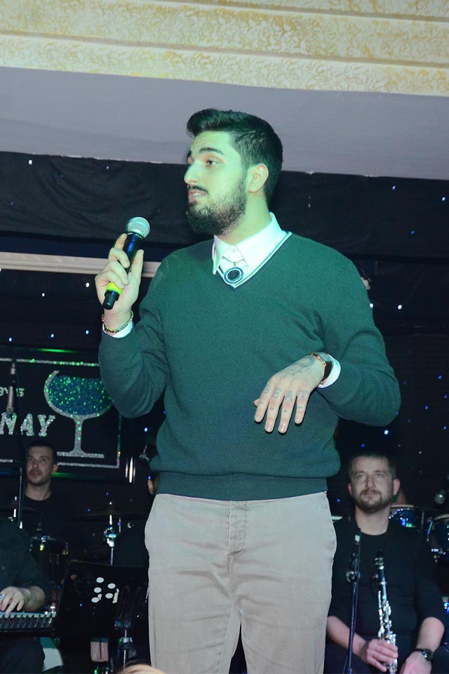 “Babası, sevgili kardeşim İbrahim Tatlıses’e Allah’tan sağlık diliyorum. Babasının 15 en iyi şarkısının 8’inin bestesi bana aittir.” Selami Şahin bunları söyledikten sonar İbrahim Tatlıses’e yıllar önce verdiği o bestelerden kısa kısa bölümler seslendirdi.