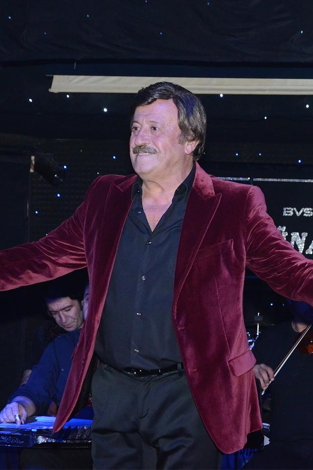 Şarkılarını seslendiren sanatçıları sayarken, yaptığı Zeki Müren, Bülent Ersoy, İbrahim Tatlıses taklitleriyle hayranlarını kahkahaya boğan Selami Şahin dinleyiciler arasında İdo Tatlıses’in de bulunduğunu öğrenince, “O benim yeğenim, hoş geldin yeğenim” dedi. Ardından şöyle devam etti: