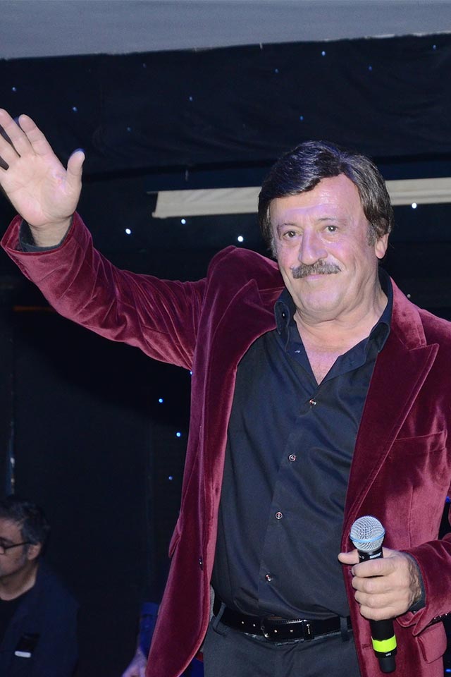 Sahnede, ‘Özledim’, ‘Seni Sevmediğim Yalan’, ‘Seninle Başım Dertte’, ‘Sen Mevsimler Gibisin’, ‘Gözler Kalbin Aynasıdır’, Başımın Tatlı Belası’ gibi çok sevilen hit eserlerini seslendiren sanatçı şarkı aralarında ise her bestesinin öyküsünü anlattı.