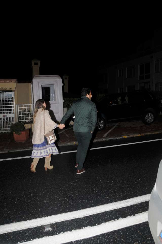 Eli ile karnını tutarak olası bir sarsıntıyı önleyerek doğacak çocuğuna ne kadar dikkat ettiğini göstermiş oldu.