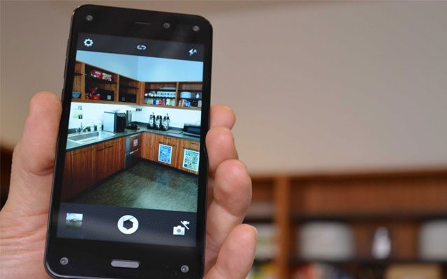 Amazon Fire Phone <br /><br />Temmuz ayında piyasaya sürülen akıllı telefonun özellikleri aşağıdaki gibi <br /><br />Ekran: 4.7-inç 1280 x 720 piksel LCD ekran <br />İşlemci: 2.2GHz Qualcomm Snapdragon 800 dört çekirdekli işlemci <br />Grafik: Adreno 330 GPU <br />RAM: 2GB RAM <br />Bellek: 32 veya 64GB depolama <br />Bulut depolama: Amazon Cloud Drive üzerinden 5GB ekstra boş alan <br />NFC: Evet <br />Bluetooth: Bluetooth 3.0 <br />Wi-Fi: Wi-Fi 802.11ac <br />Veri: 4G LTE <br />Pil: 2.400 mAh pil (11 saat video oynatımı sırasında, 22 saat konuşma süresi) <br />
