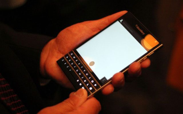 BlackBerry Pasaport <br /><br />BlackBerry'nin yeni akıllı telefonu BlackBerry Pasaport kare tasarımı ile dikkatleri üzerine çekmeyi başardı. Cihaz yüksek özellikleri ve eşsiz tasarımının yanısıra benzersiz kalvyesi ile de oldukça ilgi çekici.