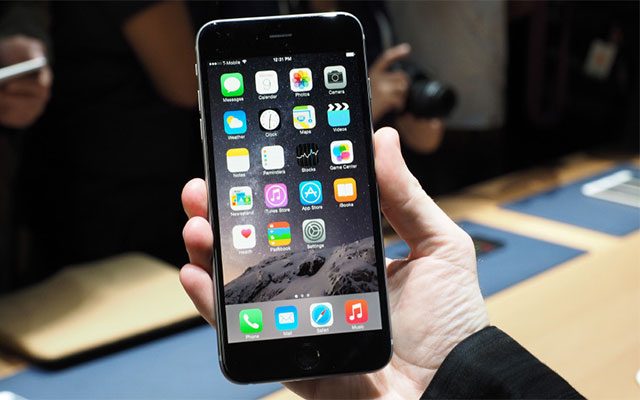 iPhone 6 Plus <br /><br />Özellikleri <br /><br />Jenerasyon : 4G <br />Boyut : 158.1 x 77.8 x 7.1 mm <br />İncelik : 7.1 mm <br /> Ağırlık : 172 g <br />Ekran Tipi : IPS LCD <br />Dokunmatik Ekran : Kapasitif <br />Çizilmez Cam Ekran : Shatter proof and scratch-resistant glass <br />Ekran Çözünürlüğü : 1080 x 1920 <br />Ekran Renk Sayısı : 16M Renk <br />Ekran Boyutu : 5.5" <br />Çoklu Dokunmatik Ekran : Var <br />Kulaklık Girişi : 3.5mm Jack <br />Disk Kapasitesi : 128 GB <br />RAM : 1 GB <br />Veri Transferi Hızı : LTE 300 Mbps <br />Wi-Fi : Wi-Fi 802.11 a/ac/b/g/n (150Mbps) <br />Wi-Fi Noktası Olabilme : Var <br />Bluetooth Versiyonu : v4.0 <br />Kamera : Var <br /> Fotoğraf Kamerası Piksel : 8 MP <br />Kamera Flaş : Var <br />Video Kayıt Çözünürlüğü : 1080p 1920x1080 Görüntülü Sohbet : Var (4G ve Wi-Fi)<br />İşletim Sistemi : Apple iOS 8.0 <br />Uygulama Sayısı : Apple App Store <br />İşlemci : Apple A8 Dual-core 1400MHz Cyclone <br />İşlemcideki çekirdek sayısı : Çift Çekirdekli <br />Multitask : Var <br />Grafik İşlemci : PowerVR G6450 (quad-core graphics) <br />