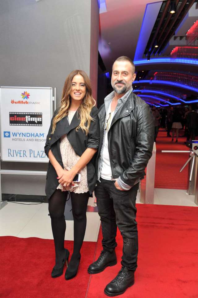 Olur Olur filminin galasına eşi ile gelen Doğa Rutkay '' Bir zamanlar ‘erkek arkadaşınız var mı?’ diye soruyordunuz… Oldu. Sonra da ‘ne zaman evleniyorsunuz?’ diye sormaya başladınız o da oldu.