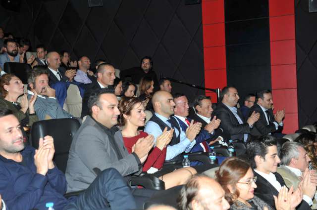 İlk gösteriminde herkesin beğenisini toplayan ve beyazperdeyi ‘Ali’nin kahkaha dolu eğlenceli hikayesiyle 7 Kasım’da buluşturmaya hazırlanan Olur Olur kahkaha sezonunun açılışını yaptı.
