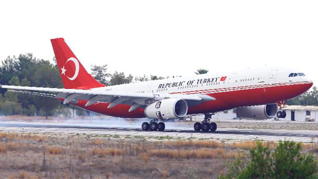 Maliye Bakanı Şimşek, yeni Cumhurbaşkanlığı Sarayı’nın 1 milyar 370 milyon, alınan uçağın maliyetinin ise 410 milyon TL olduğunu açıkladı.<br /><br />Cumhurbaşkanlığı uçağı böylece dünyanın en pahalı devlet başkanı uçakları arasındaki yerini aldı...<br /><br />İşte dünyanın en pahalı devlet başkanı uçakları...<br /><br /><br /><br />Kaynak: The Richest
