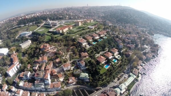 Yıkılarak yeniden yapılan köşkün önce turizm tesisi ardından devlet konukevi olacağı, son olarak da Cumhurbaşkanı Recep Tayyip Erdoğan’ın çalışma ofisi olarak kullanılacağı iddia edilen köşkün DHA Gökyüzü kamerasıyla yapılan çekimlerinde binaların tamamlandığı, alana bir helikopter pisti yapıldığı görülüyor.