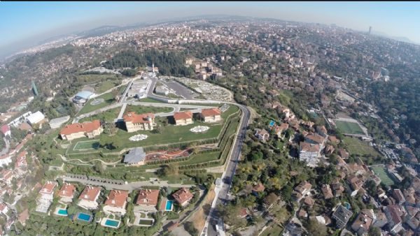İçinde büyük bir otopark alanı yapılan alt ve üst olmak üzere iki girişi bulunan tarihi köşk, polis tarafından çok sıkı bir şekilde korunuyor. Çevresi havuzlu lüks villarla çevrili durumda olan köşkün alt girişi şu an için kullanılmazken tüm giriş ve çıkışlar kontrol altında tutuluyor.
