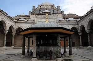 Eski zamanlarda Fatih ve Bayezid Camilerinin avlusunda sergi kurulur ve bu avlular yiyecek v.s. satan küçük dükkanlar dolardı.