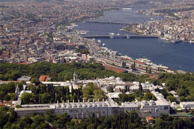 Topkapı Sarayı bu ismini Eski Sarayın sahilindeki toplu kapısından almıştır. Bu sarayın, Fatih zamanındaki adı Yeni Saray idi.